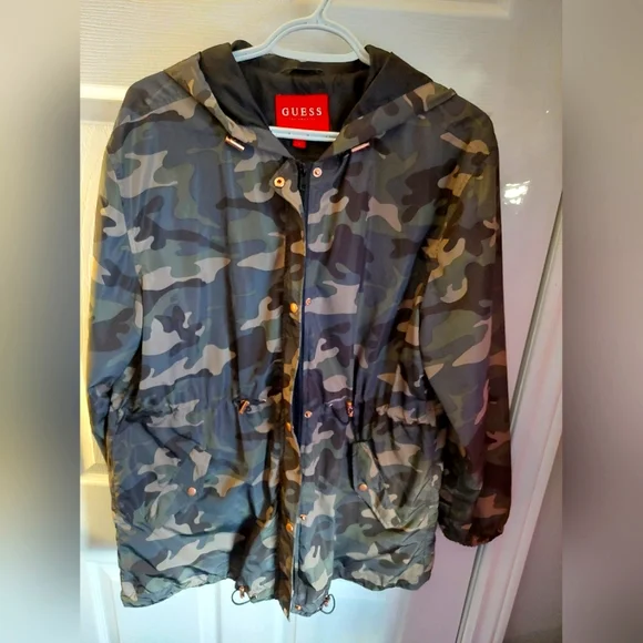 Women's Guess Camouflage Print Jacket. PRICE FIRM - Picture 8 of 8